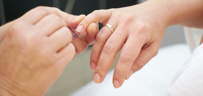 Při manikúře si můžeme všimnout bílých teček na nehtech. Mohou znamenat i problémy s plodností
