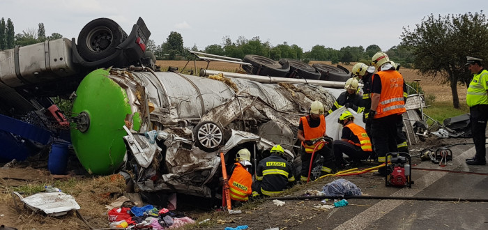 Cisterna zcela zdemolovala osobní automobil. Celá rodina kromě malé Gábinky v troskách zahynula