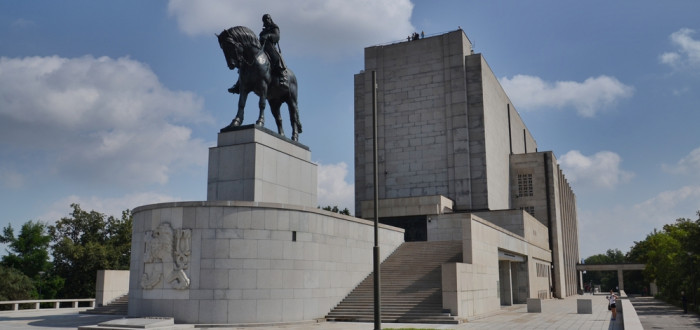 Idea národního památníku, který by na rozdíl od dosavadních připomenutí porážek demonstroval hrdost a odvahu českého národa, měla zpočátku ryze lokální charakter