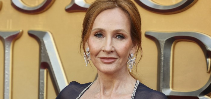 J. K. Rowling byla před svou slávou matkou samoživitelkou závislou na státních dávkách, se svým bohatstvím tedy nakládá obezřetně, aby se neocitla v podobné situaci