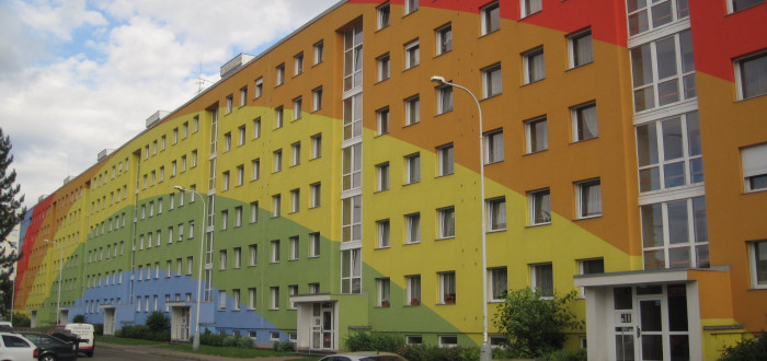 Sídliště mění svoji podobu do duhových barev