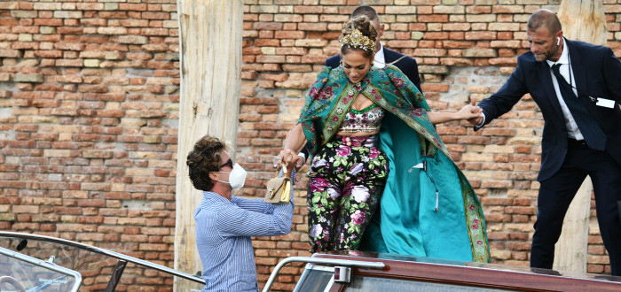 Hvězda Jennifer Lopez odjíždí v gondole na přehlídku v modelu od D&G