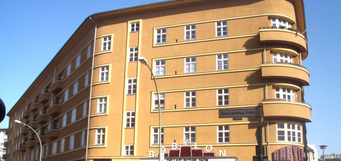 Kino Babylon, před nímž byli zastřeleni dva němečtí policisté