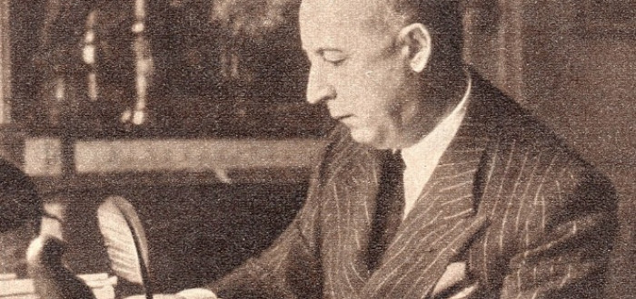 Módní návrhář Christian Dior diktoval v 50. letech minulého století, jak se mají ženy oblékat. Šil také pro muže v podobném duchu