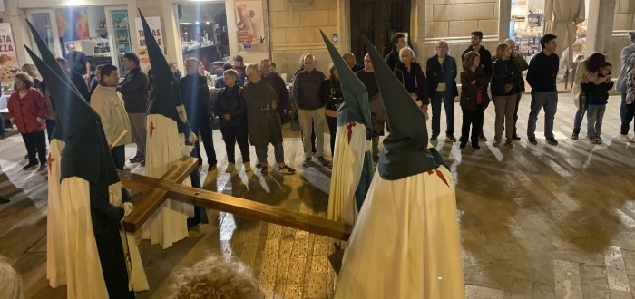 Kajícníci nesou kříže ulicemi španělských měst
