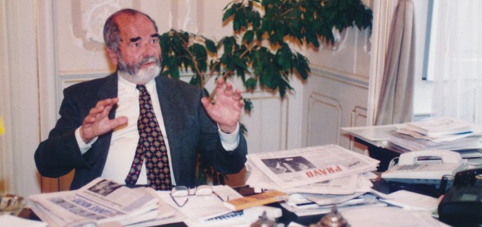 Po sametové revoluci působil jako spolupracovník prezidenta Václava Havla, na jehož pozvání se vrátil 28. prosince 1989 do Československa. Roku 1994 získal za KDU-ČSL post ministra kultury v první vládě Václava Klause