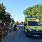 Na Mladoboleslavsku spadl muž do výkopu a auto do řeky