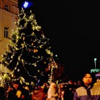 Rozsvícení stromečku si Kralupáci nenechali ujít i přes nepěkné počasí. Rožnul ho starosta Holeček.