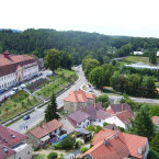 Pohled na křižovatku ve tvaru T z hradní věže