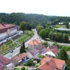 Pohled na křižovatku ve tvaru T z hradní věže