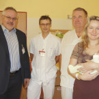 Zleva: Ředitel nemocnice Petr Hostek, primář dětského oddělení Michael Richter, primář  porodnice Stanislav Matoušek a maminka Helena Šopejstalová se synem Danielem Červenkou