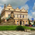 Město se nachází asi 27 km od Kolína a žije tu okolo sedmi tisíc obyvatel