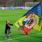 Místopředseda fanklubu Karel Horák coby vlajkonoš týnecké výpravy