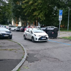 Auto, které kontroluje, zda tady parkují ti správní lidé. Popelnice v modré zóně mu evidentně nevadí