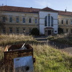 Celý prostor je uzavřen a jenom chátrá