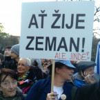 Odpůrkyně současného prezidenta v davu jeho příznivců na Albertově