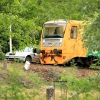 Vlak táhl automobil 100 metrů po perónu