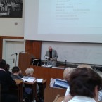 Čekáme a pan profesor Hilský se připravuje na přednášku