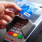Češi patří k národům, kteří stále častěji platí svou útratu platební kartou
