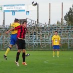 benešovský Turek (ve žlutém) byl ve vzdušném souboji úspěšnější