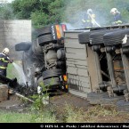 Hořet začalo v motorové části kamionu