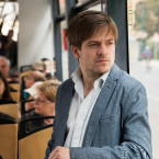 V roli režiséra ve filmu Celebrity s.r.o. Jiří Mádl
