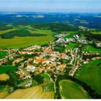 Město bylo založeno na planině pod vrchem Strážník