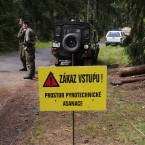 Když v CHKO Brdy narazíte na takovéto cedule, zásadně tam nevstupujte. Víte proč? Pyrotechnici v okolí můžou zrovna řízeným odpálením likvidovat třeba nalezený dělostřelecký granát