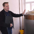 Spolumajitel pivovaru Vít Zelenka vysvětluje proces vaření piva. Pivovar Podlesí je skvělým tipem na výlet nejen pro žíznivé. Můžete tady završit túru po Brdech