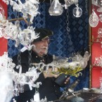 Někteří stánkaři se na Adventní slavnosti rádi vrací jako třeba tento pán prodávající vánoční ozdoby