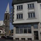 Hotel Praha stojí přímo u náměstí