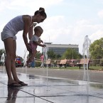 Liniová fontána s brouzdalištěm na pražské Pankráci