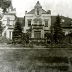 Vila pořád stojí a určitě se vyplatí ji navštívit