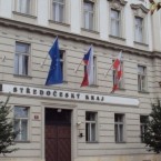Před úřadem Středočeského kraje budou 23.11.demonstrovat nezívislí starostové proti "nespravedlivému dělení středočeského medvěda"; zdroj:Wikipedia