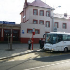 Takhle vypadá nádražní budova v Čelákovicích zvenku