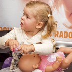 Dcera modelky Ivety Lutovské Anetka trénuje s panenkou od oblíbené značky