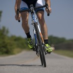 Řidič do cyklistky narazil zezadu. Pak prostě ujel