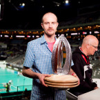 Trofej pro vítězky florbalové extraligy je také z jeho dílny