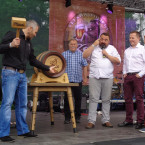 Sládek Vojtěch Homolka zahajuje akci naražením sudu