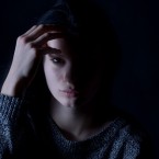 Sociální fobie je úzkostná porucha, která působí tělesné a emocionální problémy