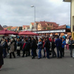 Obří fronta u jednoho ze tří stánků, kde se prodávaly rybí pochoutky