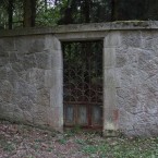 Zatarasený postranní vstup vypadá hrozivě