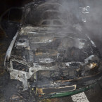 Totálně zničené auto. Zázrak, že to řidič přežil