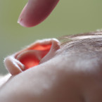 Rýma se často u malých dětí může zkomplikovat a přejít až v zánět středního ucha. Prevencí je nejen nosit čepici, ale i přísun vitamínů. Co dělat, když už dítě dostane zánět?