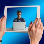 Opravdu se muži konečně naučili, jak efektivně svádět ženy online? 