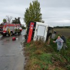 Převrácený autobus a 30 zraněných