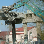 Demolice malínského mostu pokračuje