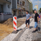 Náměstek primátora J. Bouška a radní M. Neuman na stavbě cyklostezky v Mladé Boleslavi