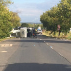 Cisterna zablokovala silnici na Mělnicku