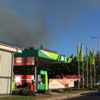 Kvůli požáru musela být uzavřená nedaleká benzinka i Barrandovská ulice